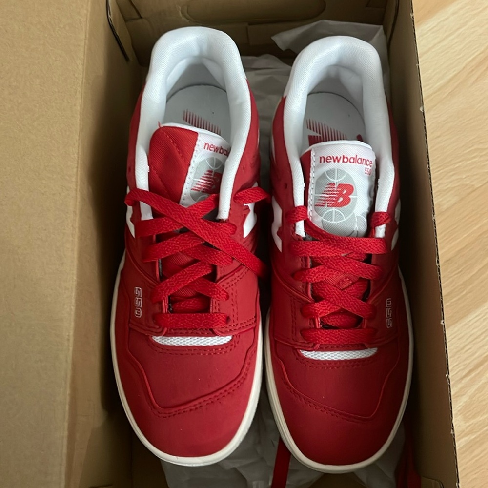 BNWT NEW BALANCE 550 RED SIZE 3.5Y